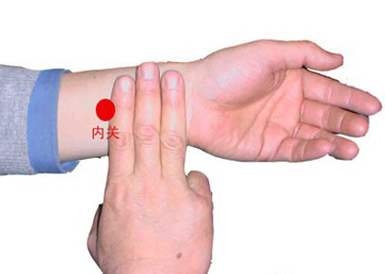 刺激內(nèi)關(guān)穴，理氣安神治耳聾