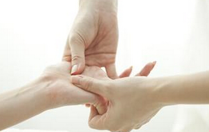 夏季胃痛胃脹 中醫(yī)按摩祛濕氣養(yǎng)脾胃。