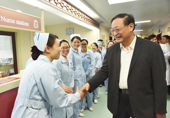 王國強調(diào)研江西省中醫(yī)院，向正在值班的護(hù)理人員致以節(jié)日的問候