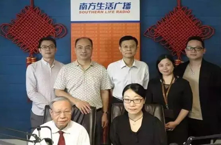 東省中醫(yī)藥局副局長李梓廉（后排中間）與國醫(yī)大師禤國維、南方生活廣播副總監(jiān)梁柱（后排左二）等人在中醫(yī)養(yǎng)生科普節(jié)目直播間
