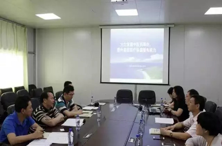 省衛(wèi)生計(jì)生委黨組成員、省中醫(yī)藥局局長徐慶鋒（左二）調(diào)研中