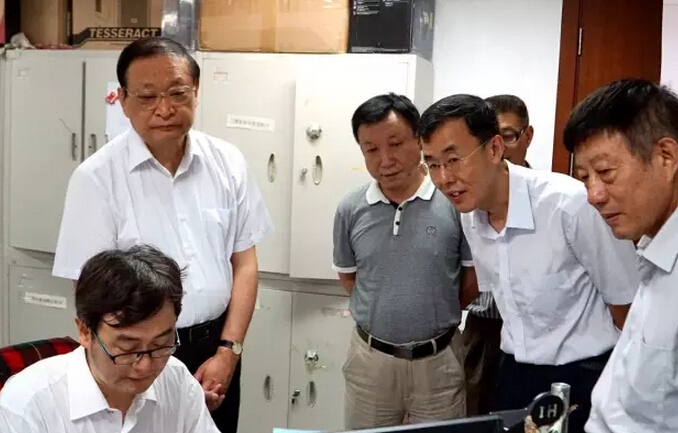 王國(guó)強(qiáng)在報(bào)社新媒體部了解新媒體建設(shè)情況。