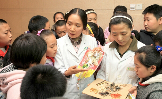 新疆維吾爾自治區(qū)向來注重在中小學(xué)校傳播中醫(yī)藥、民族醫(yī)藥文化知識