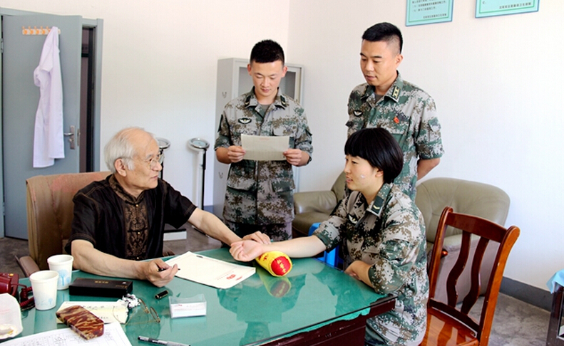 弘醫(yī)堂醫(yī)療集團(tuán)組織中醫(yī)專家赴雷鋒生前所在團(tuán)開(kāi)展義診