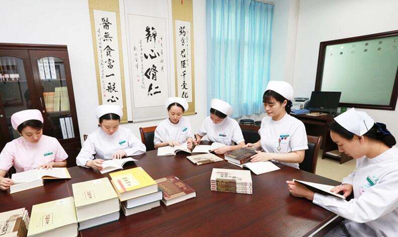 襄陽(yáng)市中醫(yī)醫(yī)院青年護(hù)士自發(fā)組織開展“學(xué)經(jīng)典，讀古籍”活動(dòng)