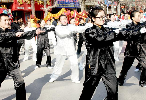 甘肅省慶城縣衛(wèi)生計生系統帶頭做岐黃養(yǎng)生操，并推廣普及