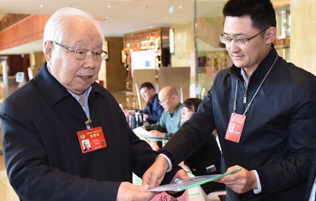 兩會(huì) | 98歲高齡的全國(guó)政協(xié)委員、國(guó)醫(yī)大師李輔仁來(lái)到醫(yī)衛(wèi)組駐地報(bào)到