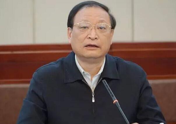 抓住配套制度出臺(tái)的時(shí)間節(jié)點(diǎn)，確保中醫(yī)診所備案管理、中醫(yī)醫(yī)術(shù)確有專(zhuān)長(zhǎng)人員分類(lèi)考核、經(jīng)典名方注冊(cè)、醫(yī)療機(jī)構(gòu)中藥飲片炮制及制劑備案管理、中醫(yī)養(yǎng)生保健規(guī)范等重大創(chuàng)新制度如期出臺(tái)。 《中華人民共和國(guó)中醫(yī)藥法》將于7月1日正式實(shí)施。4月27日，國(guó)家中醫(yī)藥管理局組織召開(kāi)黨組理論學(xué)習(xí)中心組（擴(kuò)大）2017年第三次集體學(xué)習(xí)會(huì)議，旨在通過(guò)學(xué)習(xí)培訓(xùn)，全面準(zhǔn)確了解、把握中醫(yī)藥法精神實(shí)質(zhì)和基本內(nèi)容，推動(dòng)中醫(yī)藥法的宣傳貫徹執(zhí)行。國(guó)家衛(wèi)生計(jì)生委副主任，國(guó)家中醫(yī)藥管理局黨組書(shū)記、局長(zhǎng)王國(guó)強(qiáng)主持會(huì)議并強(qiáng)調(diào)，精準(zhǔn)把握中醫(yī)藥法的制度創(chuàng)新，抓緊抓好配套制度建設(shè)，確保中醫(yī)診所備案管理等重大創(chuàng)新制度如期出臺(tái)。 1.jpg 2.jpg 王國(guó)強(qiáng)表示，要充分認(rèn)識(shí)中醫(yī)藥法的重大意義和深刻內(nèi)涵，牢牢把握中醫(yī)藥法在推動(dòng)中醫(yī)藥振興發(fā)展中的基礎(chǔ)性和全局性的作用，把實(shí)施好這部法律及配套制度作為貫徹落實(shí)依法治國(guó)基本方略，依法推動(dòng)中醫(yī)藥發(fā)展、推進(jìn)健康中國(guó)建設(shè)的重要抓手，認(rèn)真學(xué)習(xí)、廣泛宣傳。 王國(guó)強(qiáng)強(qiáng)調(diào)： 全面準(zhǔn)確把握中醫(yī)藥法的精神實(shí)質(zhì)和重要內(nèi)容 一要深刻領(lǐng)會(huì)中醫(yī)藥法的立法背景、立法宗旨和基本原則，準(zhǔn)確把握中醫(yī)藥法保護(hù)、扶持和促進(jìn)中醫(yī)藥事業(yè)發(fā)展的精神實(shí)質(zhì)。 二要全面深入學(xué)習(xí)理解中醫(yī)藥法的基本內(nèi)容，熟練掌握法律條款，使中醫(yī)藥法所有規(guī)定都能得到正確理解、嚴(yán)格執(zhí)行。 三要精準(zhǔn)把握中醫(yī)藥法的創(chuàng)新制度。中醫(yī)藥法在中醫(yī)診所、中醫(yī)醫(yī)師準(zhǔn)入、中藥管理等多個(gè)方面對(duì)現(xiàn)有的管理制度進(jìn)行改革創(chuàng)新。要深刻認(rèn)識(shí)這一系列創(chuàng)新規(guī)定對(duì)中醫(yī)藥改革發(fā)展的引領(lǐng)和推動(dòng)作用，積極轉(zhuǎn)變管理理念，著力推動(dòng)制度創(chuàng)新，出臺(tái)配套管理措施，使法律規(guī)定切實(shí)得到貫徹落實(shí)。 王國(guó)強(qiáng)指出，把中醫(yī)藥法學(xué)習(xí)宣傳和貫徹落實(shí)好，是當(dāng)前和今后一個(gè)時(shí)期中醫(yī)藥工作的重要任務(wù)，要當(dāng)作頭等大事來(lái)抓。各部門(mén)各單位要按照局里的統(tǒng)一方案部署，圍繞7月1日這個(gè)時(shí)間節(jié)點(diǎn)，加強(qiáng)組織協(xié)調(diào)，抓住重點(diǎn)，積極整體推進(jìn)。 要廣泛深入開(kāi)展學(xué)習(xí)宣傳。認(rèn)真抓好中醫(yī)藥法及配套制度的學(xué)習(xí)培訓(xùn)及宣傳普及工作，為法律的順利實(shí)施打牢思想基礎(chǔ)，營(yíng)造良好氛圍。 要抓緊抓好配套制度建設(shè) 配套制度建設(shè)是推動(dòng)中醫(yī)藥法有效實(shí)施的重要保障，抓好配套制度的制定是當(dāng)前工作的重中之重。 一要抓住配套制度出臺(tái)的時(shí)間節(jié)點(diǎn)，確保中醫(yī)診所備案管理、中醫(yī)醫(yī)術(shù)確有專(zhuān)長(zhǎng)人員分類(lèi)考核、經(jīng)典名方注冊(cè)、醫(yī)療機(jī)構(gòu)中藥飲片炮制及制劑備案管理、中醫(yī)養(yǎng)生保健規(guī)范等重大創(chuàng)新制度如期出臺(tái)。 二要抓好配套制度的起草質(zhì)量，確保配套制度的合理性、實(shí)用性和可操作性。 三要加強(qiáng)溝通協(xié)調(diào)，與相關(guān)部門(mén)在配套制度重點(diǎn)環(huán)節(jié)和關(guān)鍵問(wèn)題上最大程度形成共識(shí)。 四要做好與相關(guān)法律法規(guī)的銜接，依據(jù)中醫(yī)藥法及配套制度，全面清理相關(guān)的法規(guī)、規(guī)章和規(guī)范性文件，進(jìn)行必要的立、改、廢、釋。 五要加強(qiáng)對(duì)各地中醫(yī)藥立法工作的指導(dǎo)，推動(dòng)各地盡快制定或修訂地方性法規(guī)。 要認(rèn)真抓好法律的貫徹執(zhí)行。適應(yīng)依法治理、依法行政、依法興業(yè)新形勢(shì)的要求，做到有法必依、執(zhí)法必嚴(yán)、違法必究。正確研判中醫(yī)藥法及配套制度實(shí)施后中醫(yī)藥監(jiān)督工作面臨的新形勢(shì)，提前謀劃安排，積極做好應(yīng)對(duì)。 國(guó)家中醫(yī)藥管理局黨組成員、副局長(zhǎng)馬建中、王志勇出席會(huì)議。全國(guó)人大常委會(huì)法工委行政法室副主任黃薇專(zhuān)題授課，講解中醫(yī)藥法的立法背景、過(guò)程、總體思路、主要內(nèi)容和執(zhí)法注意事項(xiàng)。局人事教育司、政策法規(guī)與監(jiān)督司、醫(yī)政司、科技司及中國(guó)中醫(yī)藥報(bào)社主要負(fù)責(zé)同志交流發(fā)言。