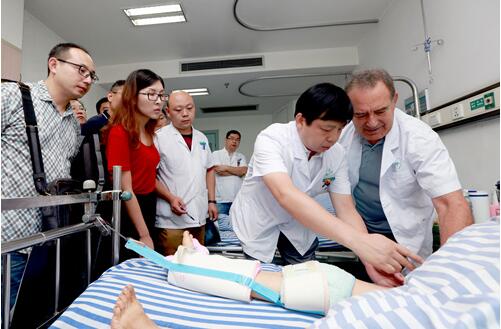 希臘骨科協(xié)會(huì)主席Dr.George Macheras教授應(yīng)邀來到湖北省襄陽市中醫(yī)醫(yī)院