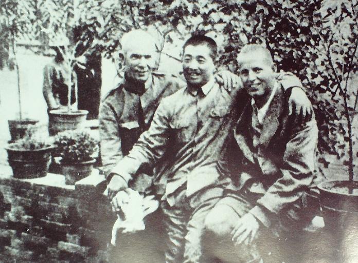 賀龍與白求恩、布朗醫(yī)生在一起