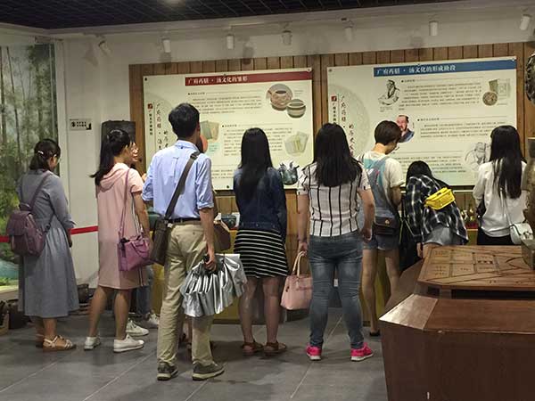 參觀“藥膳、湯文化的發(fā)展歷程”