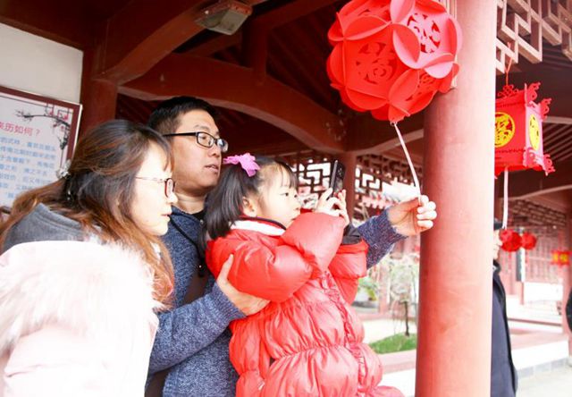2月5~19日，湖北省衛(wèi)生計(jì)生宣教中心將中醫(yī)健康知識(shí)宣傳融入武漢東湖梅花節(jié)中