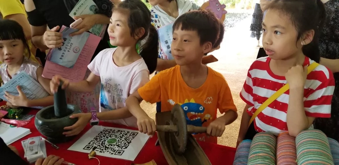 小朋友們認(rèn)識(shí)中醫(yī)用具，體驗(yàn)養(yǎng)生香囊的制作 
