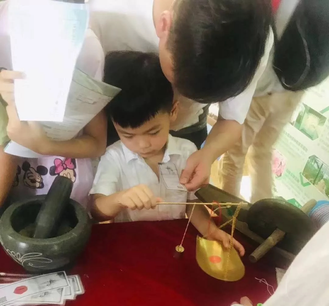 小朋友們認(rèn)識(shí)中醫(yī)用具，體驗(yàn)養(yǎng)生香囊的制作 