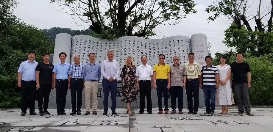 （圖為活動當天唐祖宣國醫(yī)大師、李少勤董事長和嘉賓們參觀博覽園后合影）