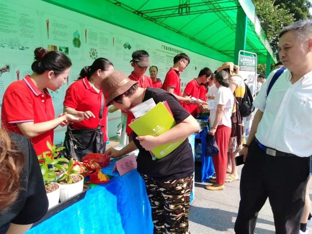 博覽園活動(dòng)團(tuán)隊(duì)開(kāi)始布置展臺(tái)，市民上前圍觀并積極詢問(wèn)