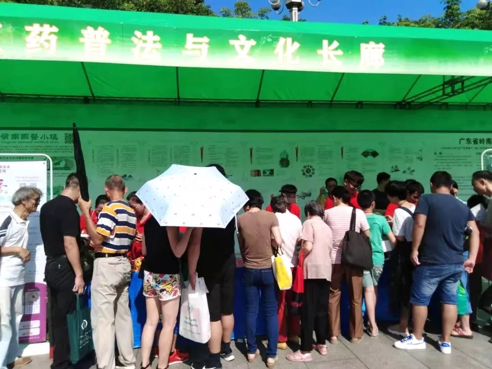 博覽園活動(dòng)團(tuán)隊(duì)開(kāi)始布置展臺(tái)，市民上前圍觀并積極詢問(wèn)