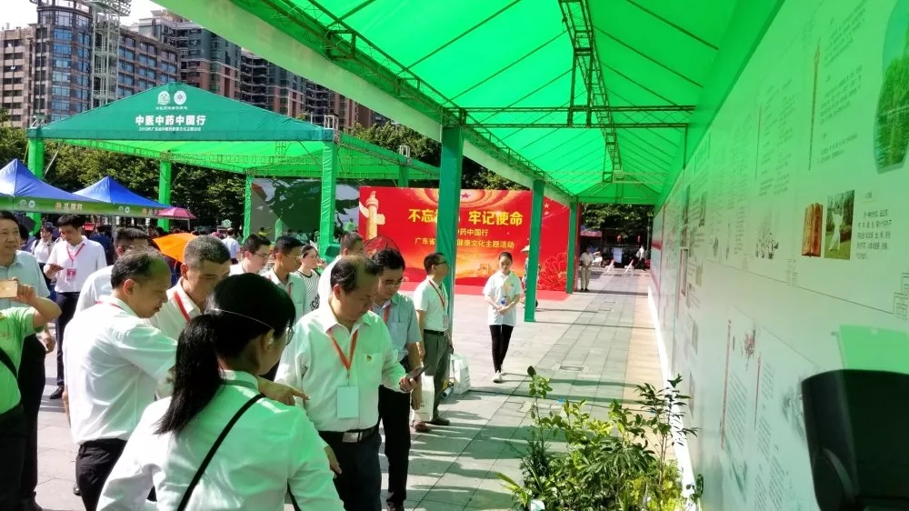 廣東省衛(wèi)生計(jì)生委副主任、廣東省中醫(yī)藥局局長(zhǎng)徐慶鋒等領(lǐng)導(dǎo)參觀各展區(qū)