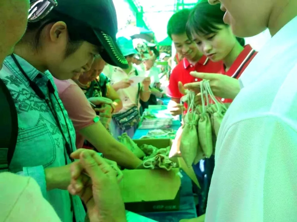 面對(duì)各種中醫(yī)藥知識(shí)提問(wèn)，市民踴躍作答