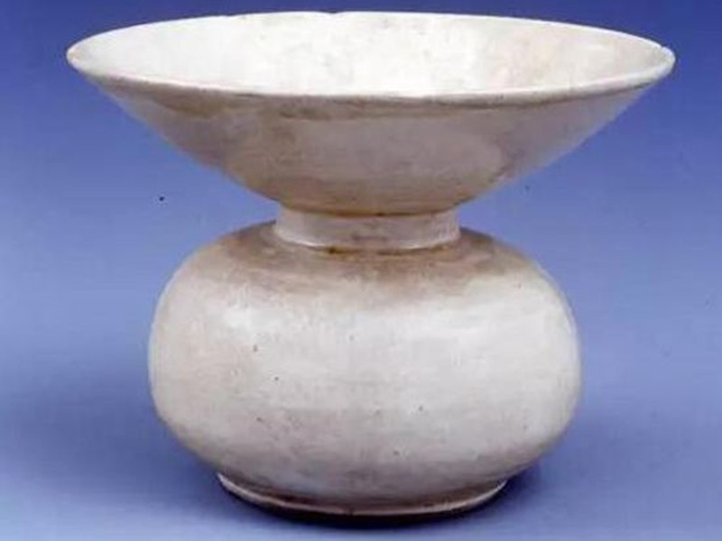 講究個(gè)人衛(wèi)生，收拾痰涎，已用唾壺