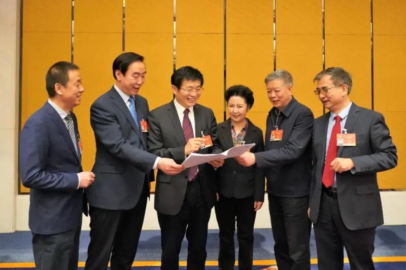 于文明(左三)等部分中醫(yī)藥界委員熱議政府工作報告。朱夜明攝