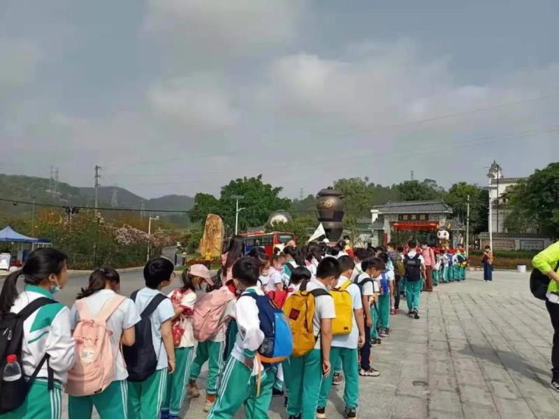 上午9:30，學(xué)生陸續(xù)到達(dá)