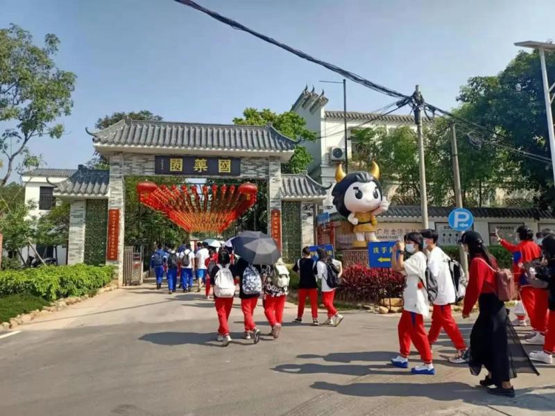 上午9:30，學(xué)生陸續(xù)到達(dá)