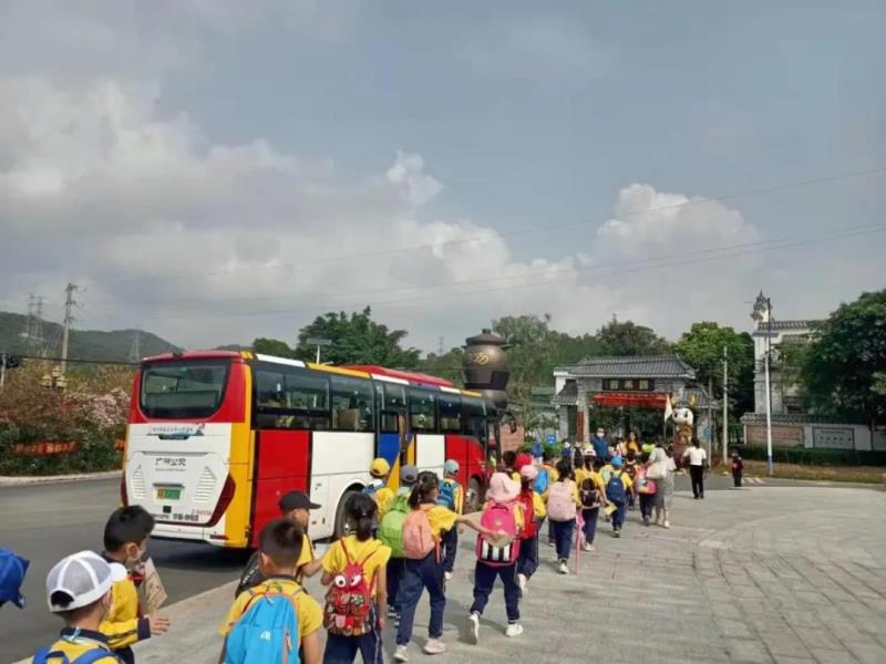 上午10:00，學(xué)生陸續(xù)到達(dá)