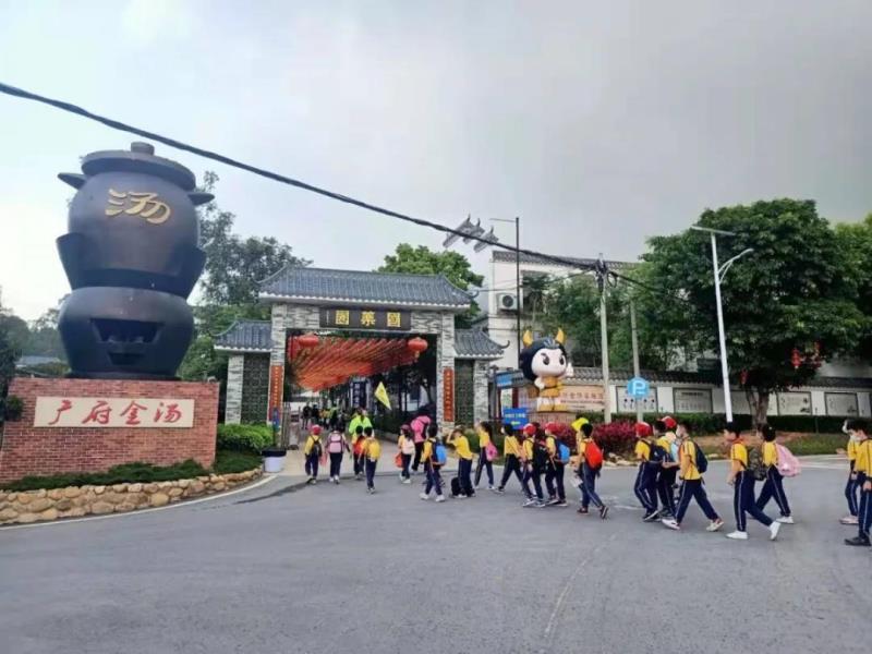 上午10:00，學(xué)生陸續(xù)到達(dá)